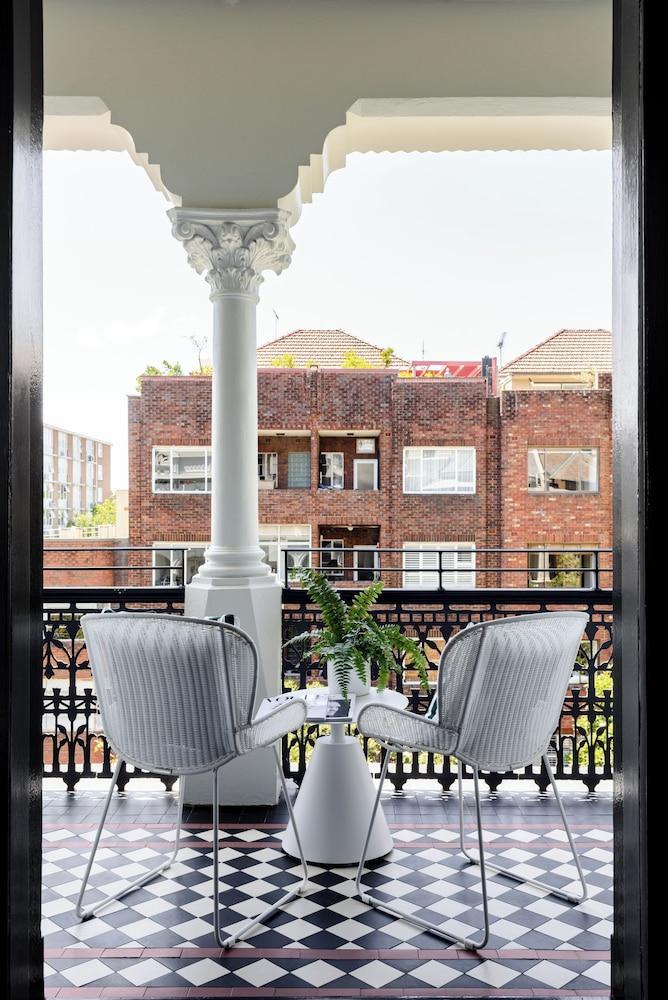 Hotel Challis Potts Point Room Type - Premium King Balcony Room, 1 King Bed