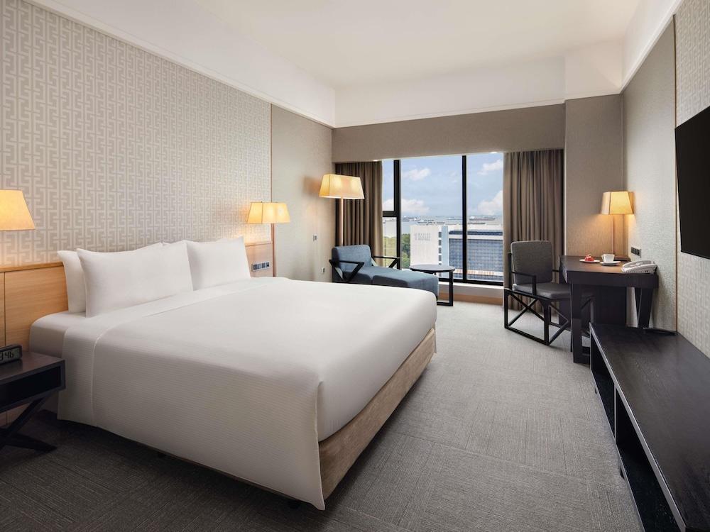 Grand Mercure Singapore Roxy Room Type - Executive Room, 1 King Bed - Louneg Access Grand Mercure Singapore Roxy Room Type - Executive Room, 1 King Bed - Louneg Access