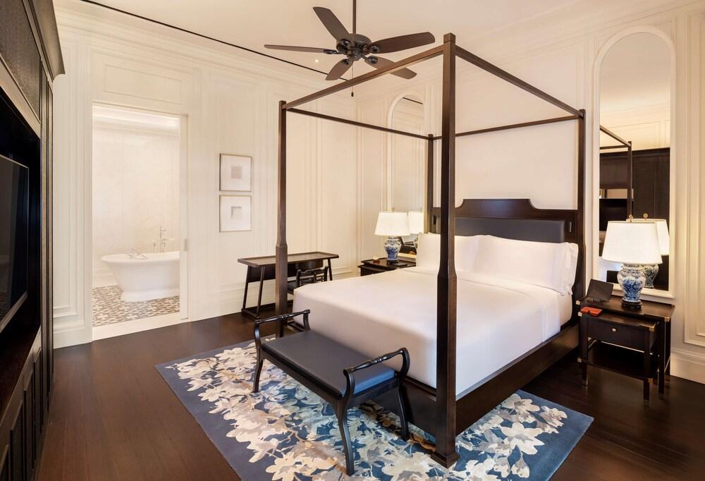 Raffles Singapore Room Type - Palm Court Suite, 1 King Bed Raffles Singapore Room Type - Palm Court Suite, 1 King Bed