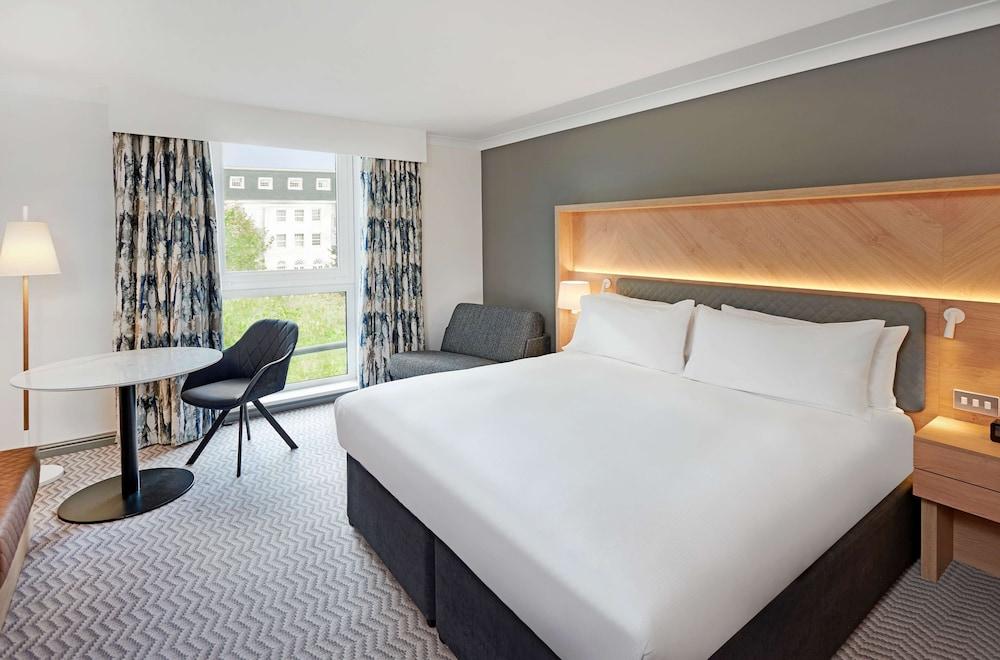 Hilton London Croydon Room Type - Family Room, 1 King Bed (with Sofa)