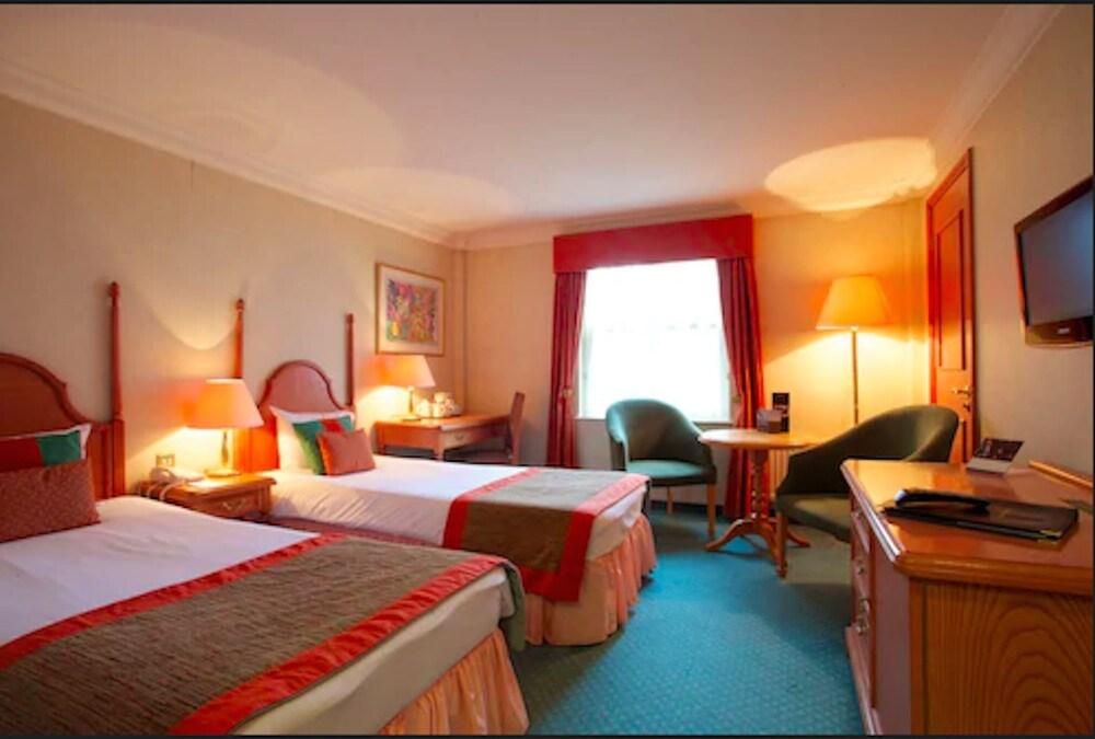 Coulsdon Manor Hotel and Golf Club Room Type - Standard Twin Room
