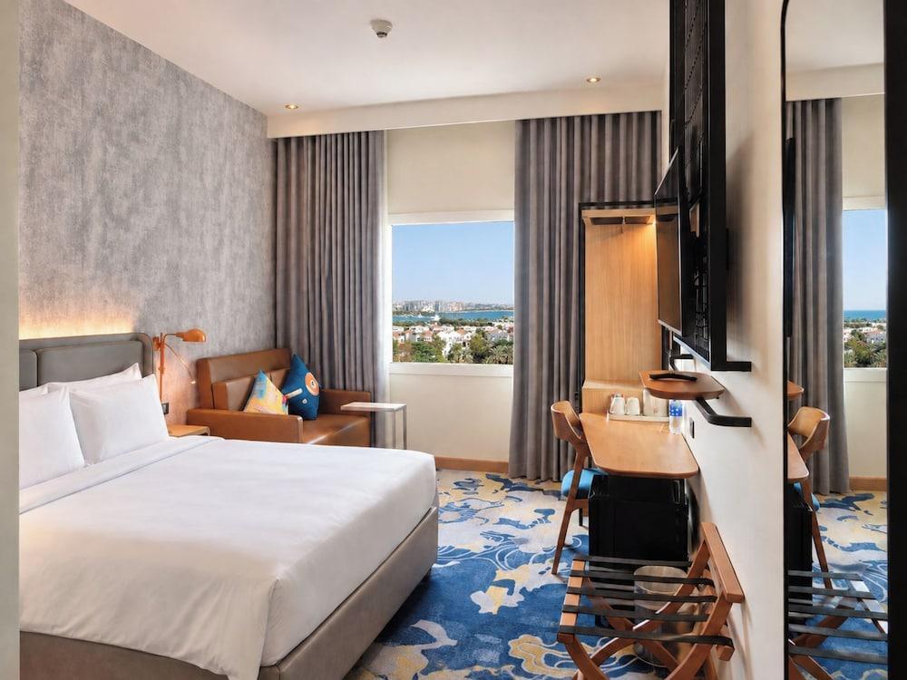 Holiday Inn Express Dubai Internet City Room Type - Standard Room, 1 King Bed with Sofa bed (Palm View) Holiday Inn Express Dubai Internet City Room Type - Standard Room, 1 King Bed with Sofa bed (Palm View)