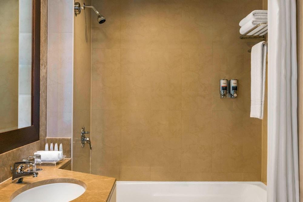 Four Points by Sheraton Sheikh Zayed Road Hotel - Tap to explore photos