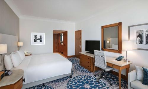Hilton Dubai Jumeirah Room Type - Deluxe King Room with Sea View and Balcony