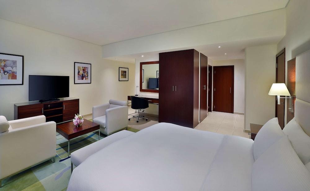 Hilton Dubai The Walk Room Type - King Executive Room With Sea View - Balcony