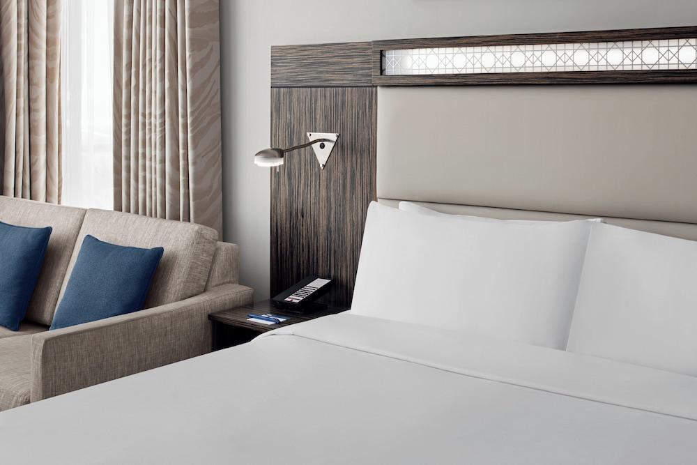 Holiday Inn Express Dubai Jumeirah Room Type - 1 King Bed Standard Sofa Bed