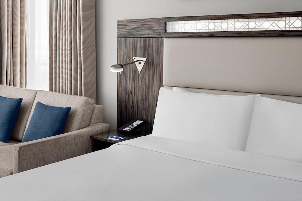 Holiday Inn Express Dubai Jumeirah Room Type - Standard Room, 1 King Bed, Smoking