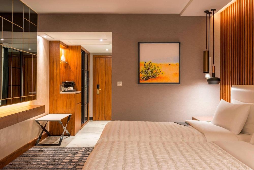 Le Meridien Dubai Hotel & Conference Centre Room Type - Deluxe Room, 2 Twin Beds, Garden View