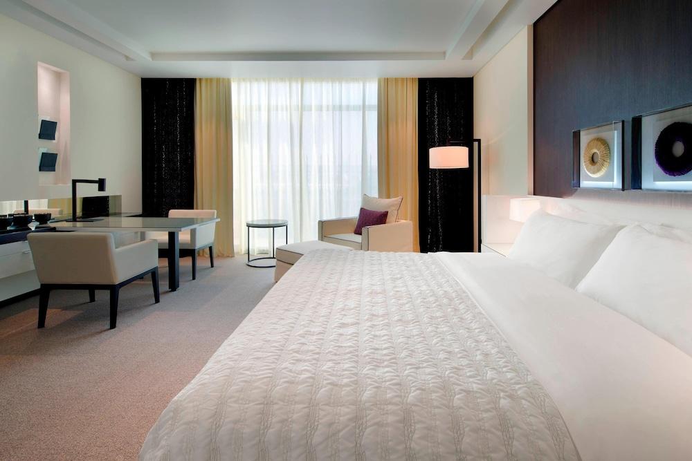 Le Meridien Dubai Hotel & Conference Centre Room Type - Royal Room, 1 Double Bed