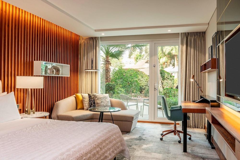 Le Meridien Dubai Hotel & Conference Centre Room Type - Deluxe Room, 1 Queen Bed, Garden View