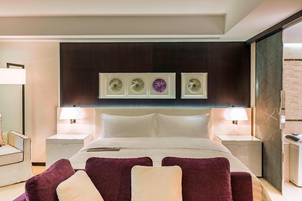 Le Meridien Dubai Hotel & Conference Centre - Tap to explore photos