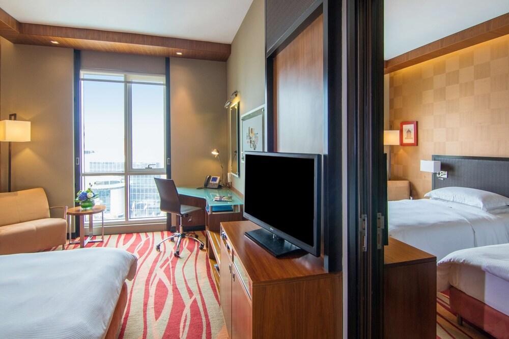 Radisson Blu Hotel, Dubai Media City - Tap to explore photos