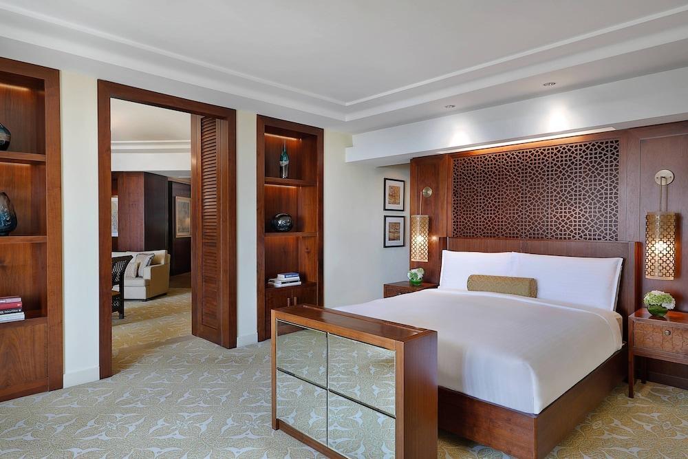 The Ritz-Carlton Room Type - Club Suite, 1 Bedroom