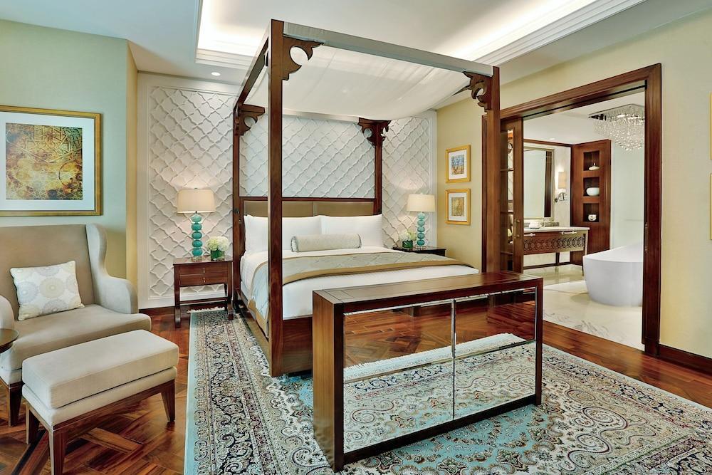 The Ritz-Carlton Room Type - Club Suite, 1 King Bed, Ocean View