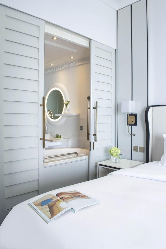 Sofitel Dubai Jumeirah Beach Room Type - Superior Room, 1 King Bed, Balcony, Partial Sea View
