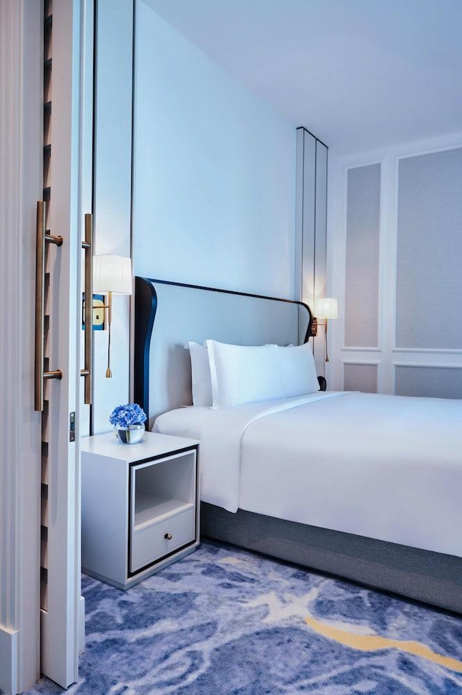 Sofitel Dubai Jumeirah Beach Room Type - Junior Suite, 1 King Bed, Club Lounge Access, Partial Sea View