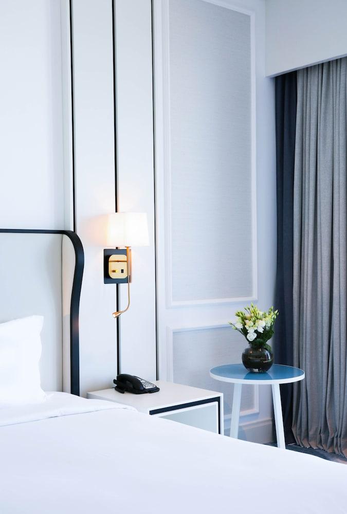 Sofitel Dubai Jumeirah Beach Room Type - Club Room, 1 King Bed, Balcony, Partial Sea View Sofitel Dubai Jumeirah Beach Room Type - Club Room, 1 King Bed, Balcony, Partial Sea View