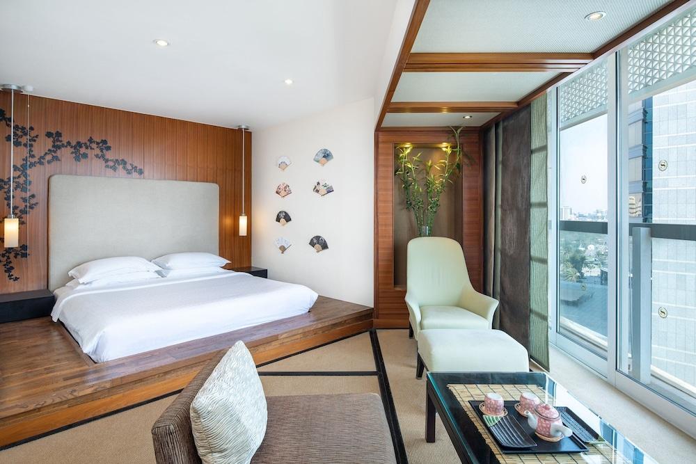 Sheraton Dubai Creek Hotel & Towers Room Type - Executive Room, 1 Double Bed, Club lounge access Sheraton Dubai Creek Hotel & Towers Room Type - Executive Room, 1 Double Bed, Club lounge access