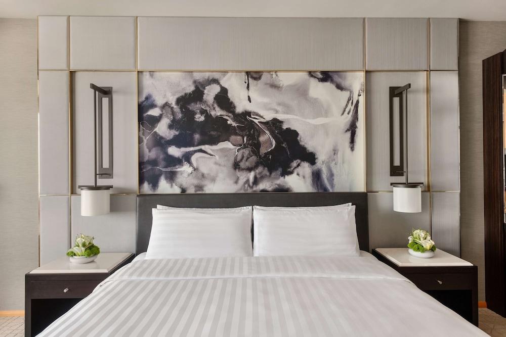 Shangri-La Dubai Room Type - Deluxe Room, 1 King Bed (Burj Khalifa View) Shangri-La Dubai Room Type - Deluxe Room, 1 King Bed (Burj Khalifa View)
