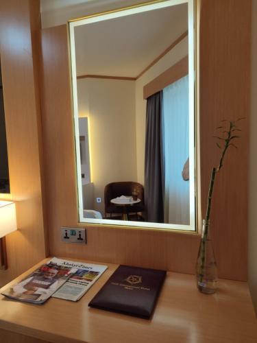 York International Hotel Room Type - Standard King Room