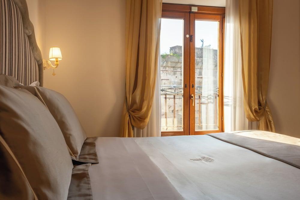 Hotel Forum - Tap to explore photos