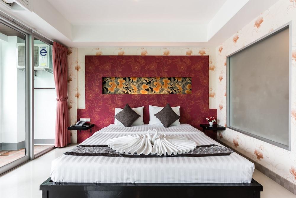 7Q Patong Beach Hotel Room Type - Deluxe Room - King with Balcony