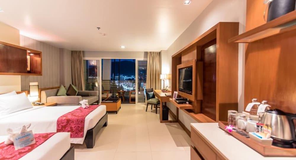 Ashlee Hub Hotel Patong Room Type - Deluxe Twin Bed