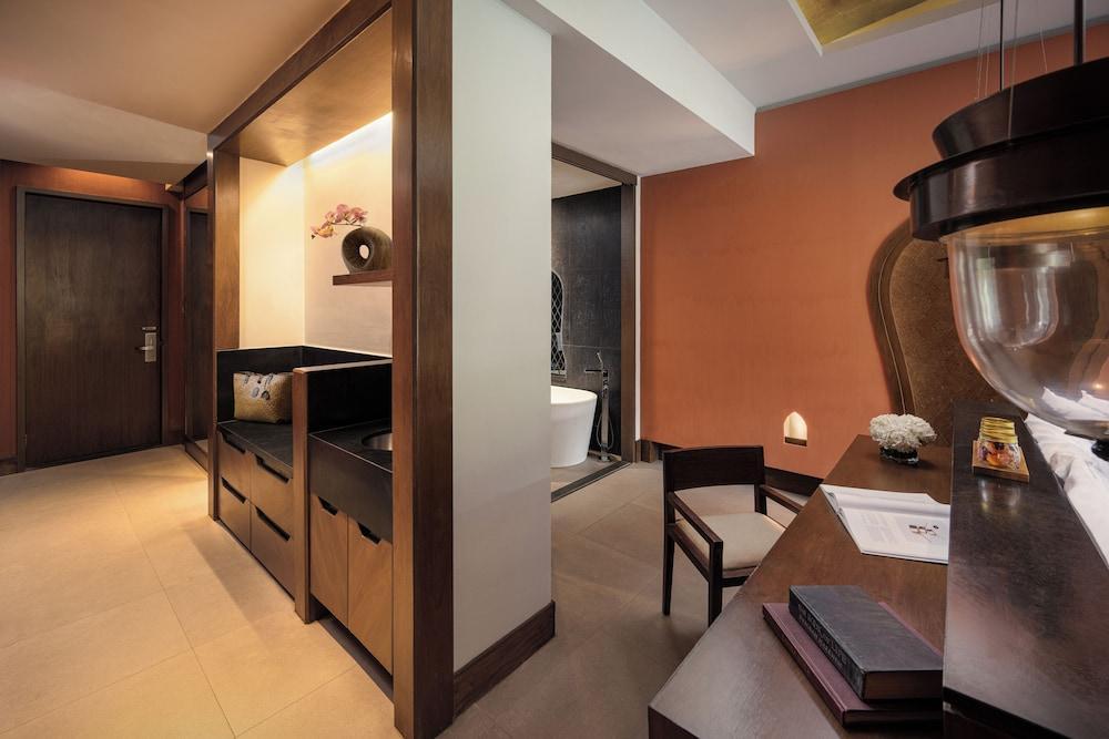 Avista Hideaway Phuket Patong - MGallery Room Type - Premier Room, Pool Access & Whirlpool Bath, 1 King Bed Avista Hideaway Phuket Patong - MGallery Room Type - Premier Room, Pool Access & Whirlpool Bath, 1 King Bed