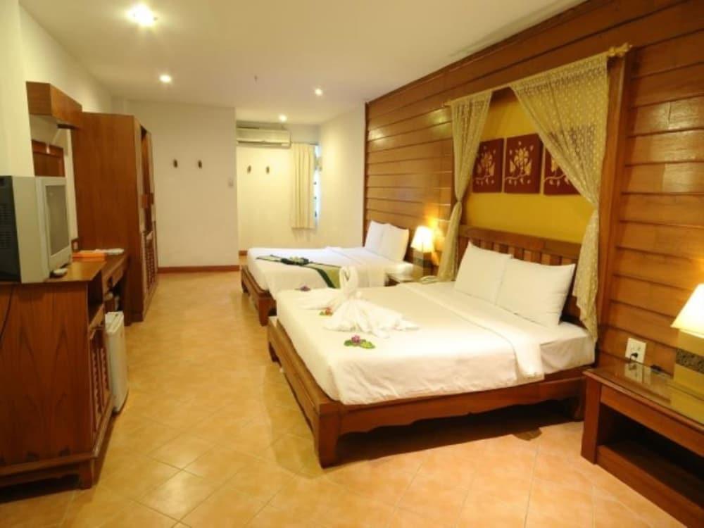 Bel Aire Patong, Phuket By The ASHLEE Room Type - Family Superior Two Double Bed