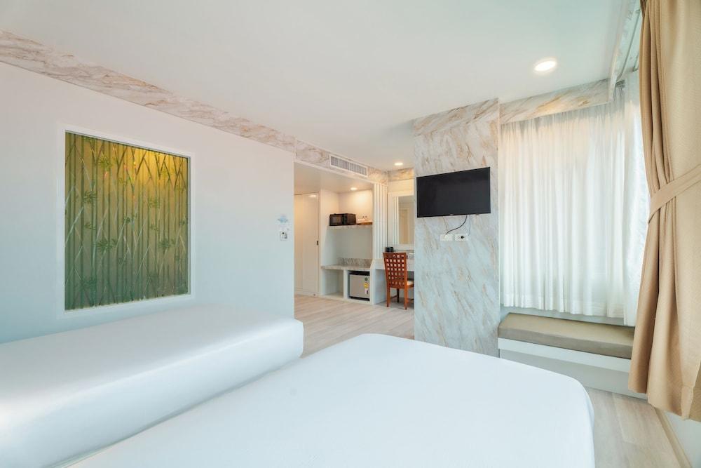 Baumancasa Karon Beach Resort Room Type - Grand Deluxe Partial Seaview Room Baumancasa Karon Beach Resort Room Type - Grand Deluxe Partial Seaview Room