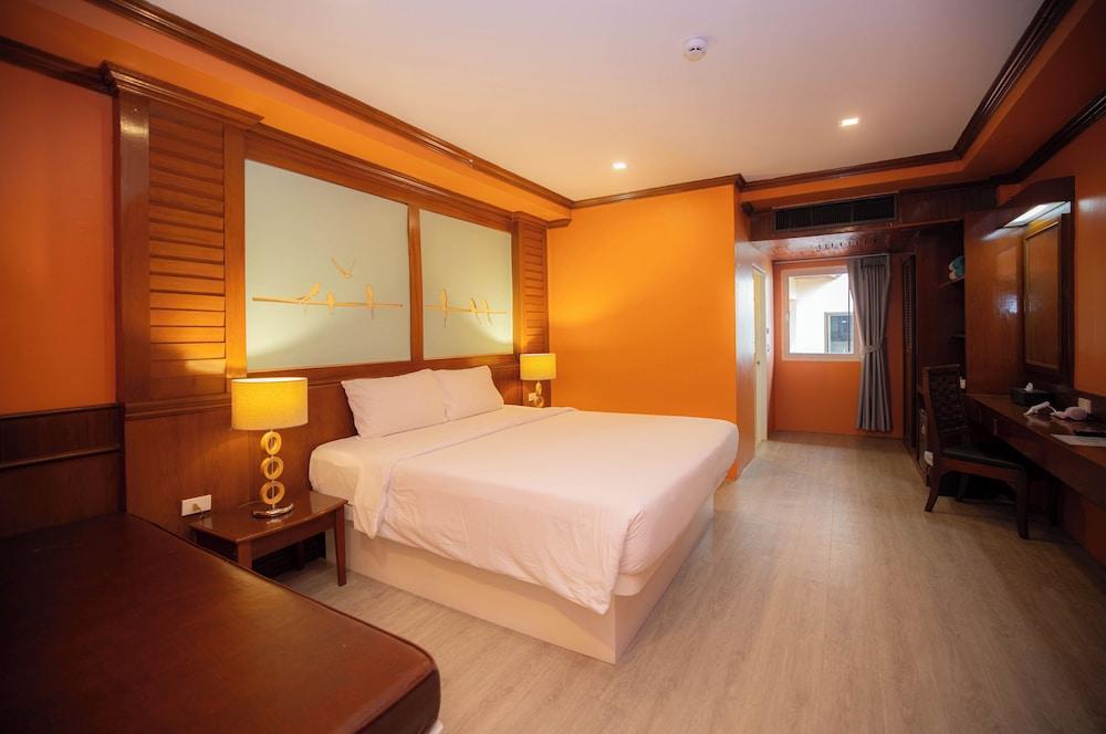 Baumanburi Hotel Room Type - Superior King Room (Noisy Notice)