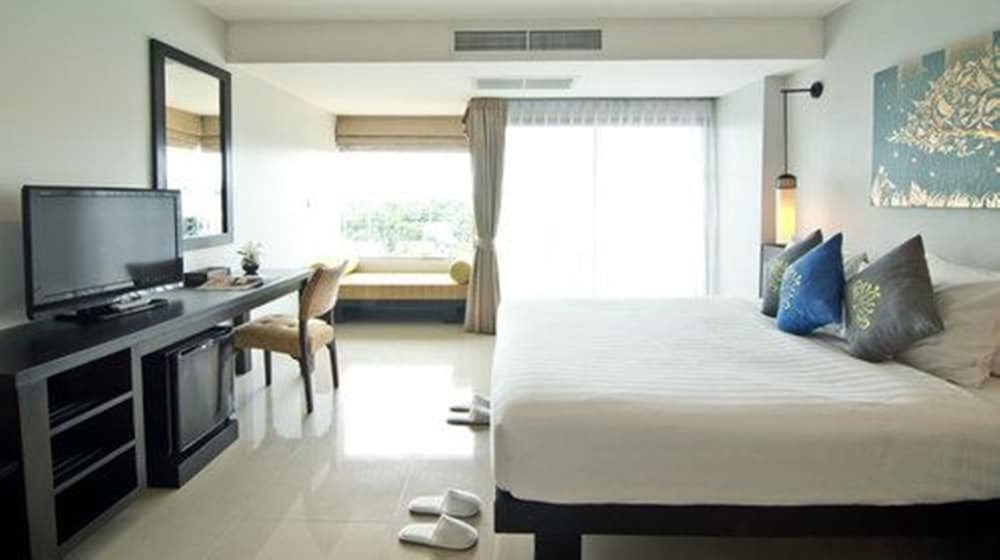 Palmyra Patong Resort Room Type - Deluxe (Pool View) Room with Bathtub