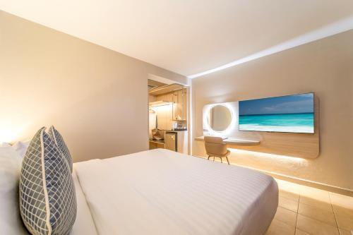 C & N Hotel Patong Room Type - Deluxe Double or Twin Room
