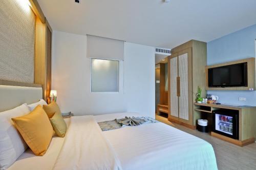 The ASHLEE Plaza Patong Hotel & Spa - Tap to explore photos