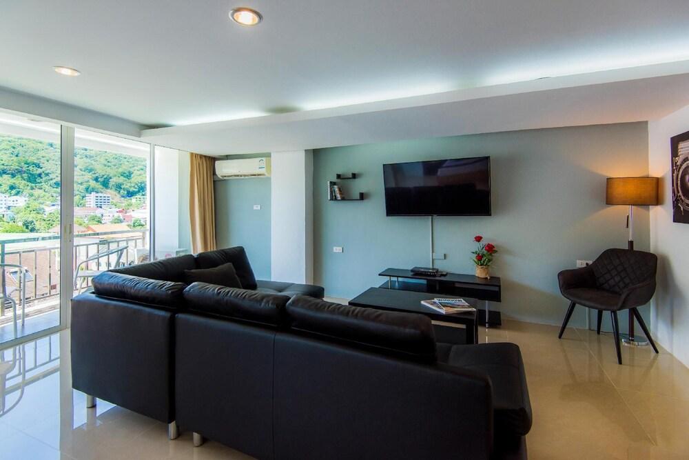 Hallo Patong Hotel Room Type - Deluxe Studio Suite, Balcony, Mountain View