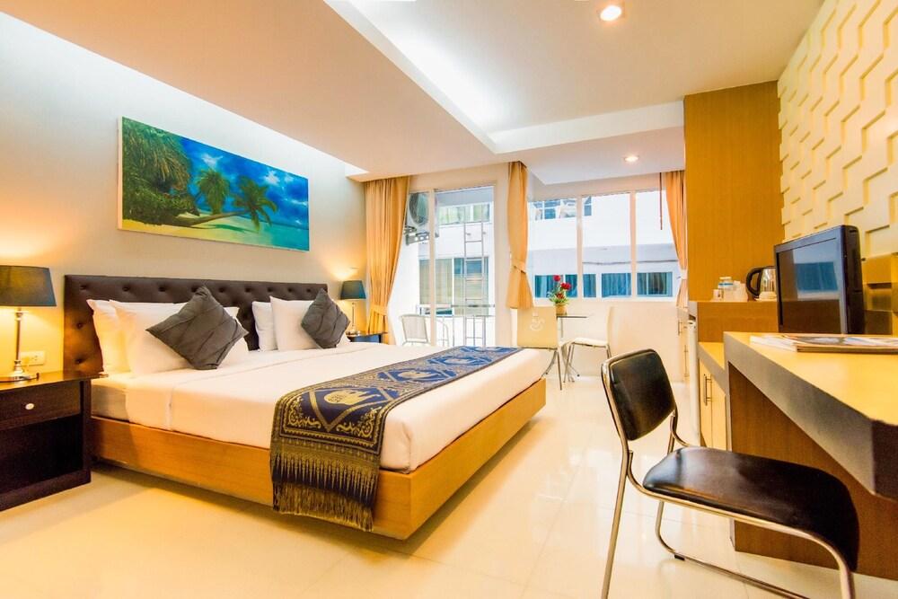 Hallo Patong Hotel Room Type - Deluxe Room, Balcony