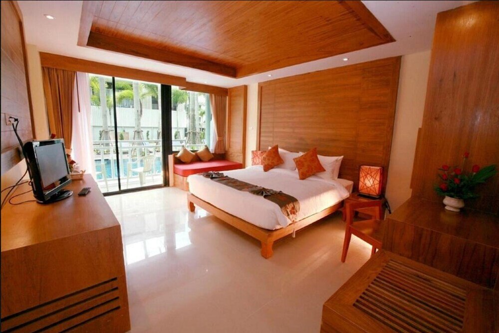 Honey Resort Room Type - Deluxe Room, Pool Access