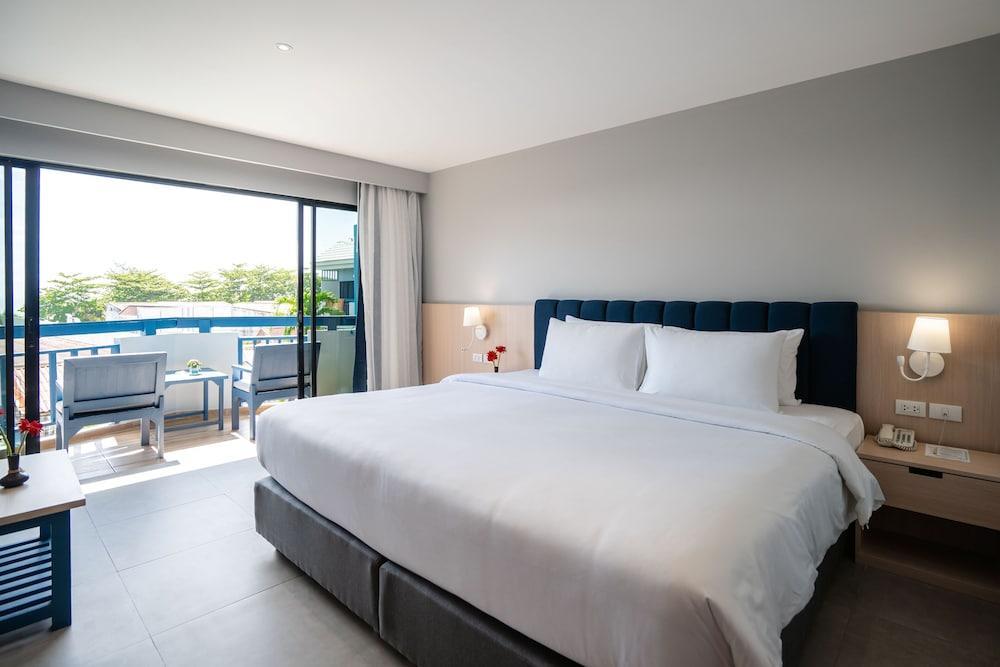 Phuket Island View Hotel Room Type - Superior Room with Pool View
