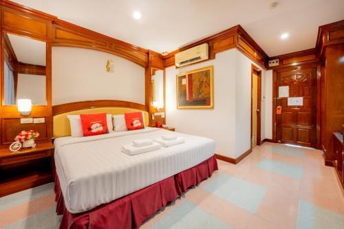 Lamai Hotel - Tap to explore photos