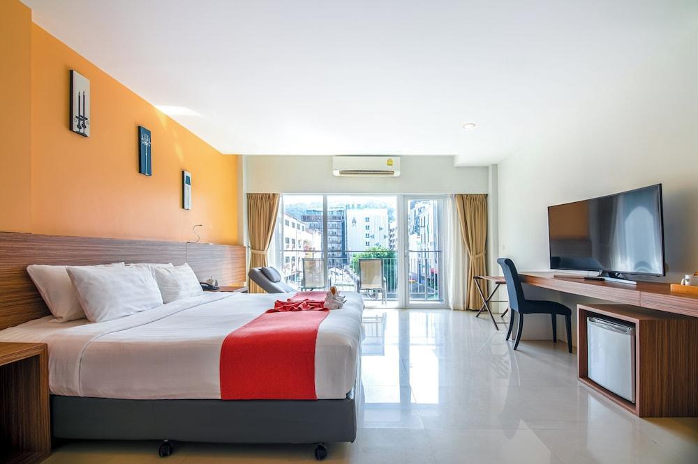 The Lantern Resorts Patong Room Type - View Pent with Balcony Pool View The Lantern Resorts Patong Room Type - View Pent with Balcony Pool View