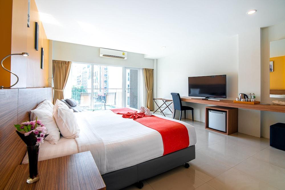 The Lantern Resorts Patong Room Type - View Pent Double or Twin Room with Balcony The Lantern Resorts Patong Room Type - View Pent Double or Twin Room with Balcony