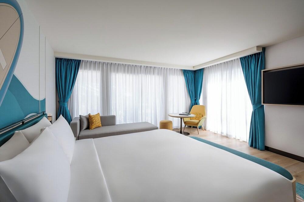 M Social Hotel Phuket Room Type - Social Terrace King (Afterglow)
