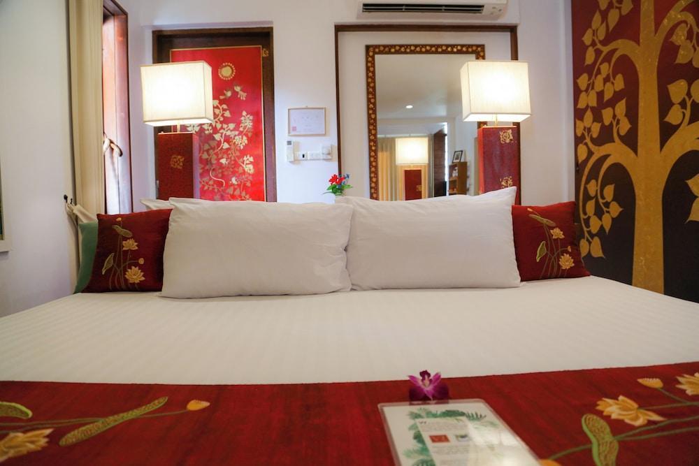 Mom Tri's Villa Royale Room Type - Ocean Wing Bordeaux