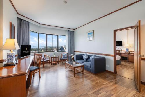 Royal Phuket City Hotel - Tap to explore photos