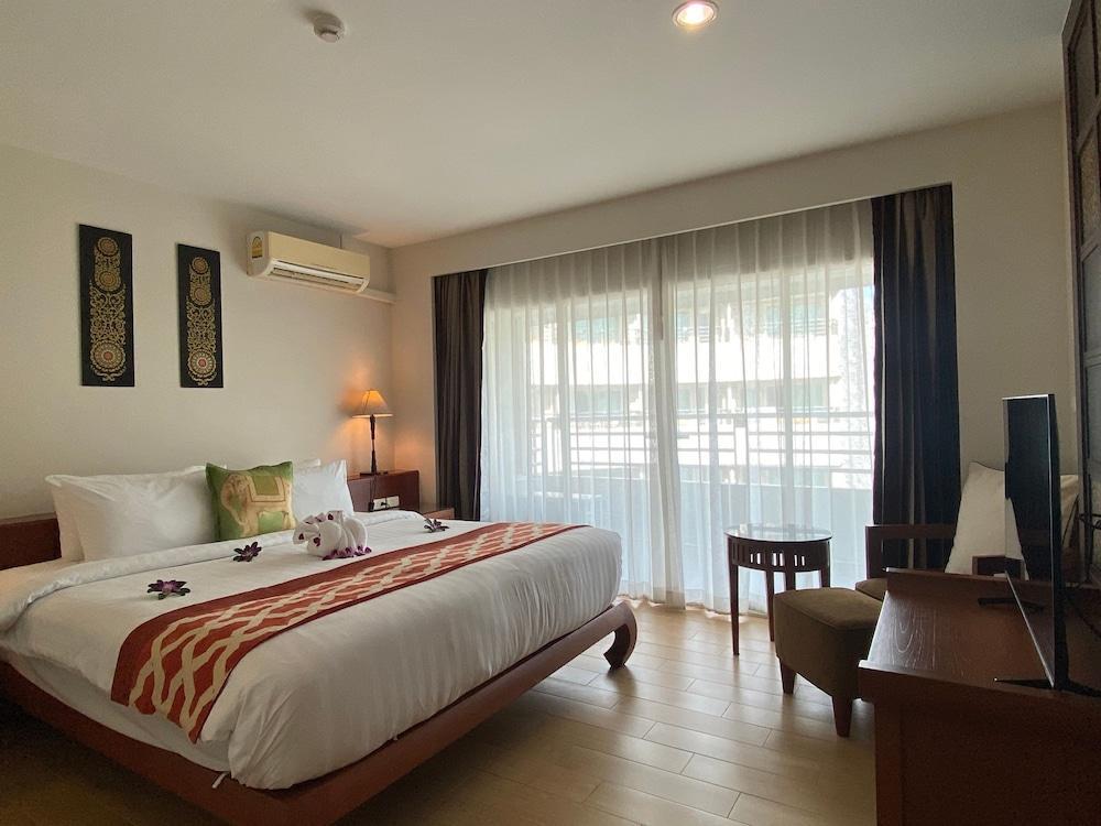 The Royal Paradise Hotel & Spa Room Type - Royal Suite, Pool View