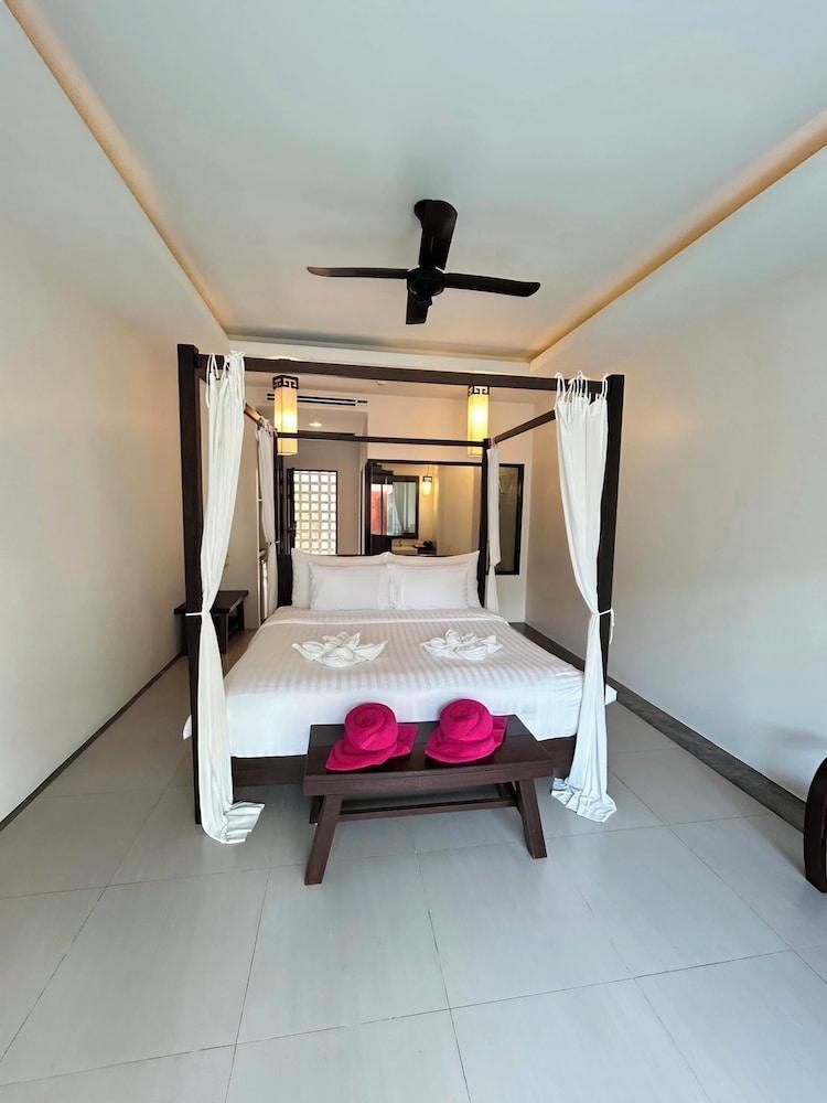 Phuketa Hotel Phuket Town - Tap to explore photos