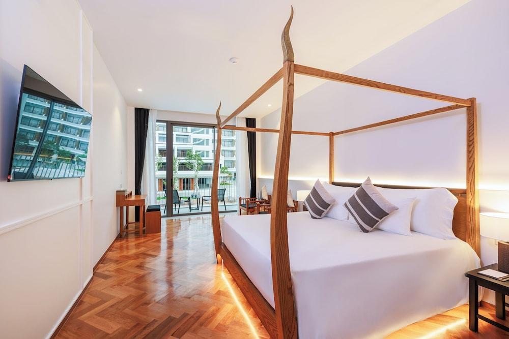 Patong Beach Hotel Room Type - Deluxe Pool View King