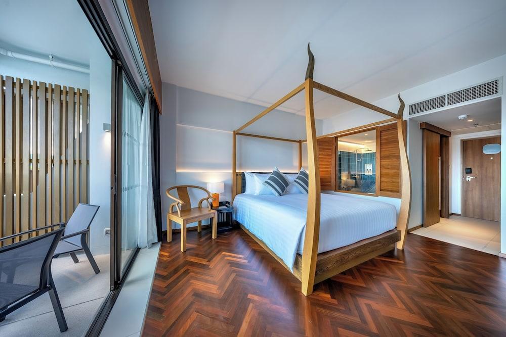 Patong Beach Hotel Room Type - Deluxe Ocean View King