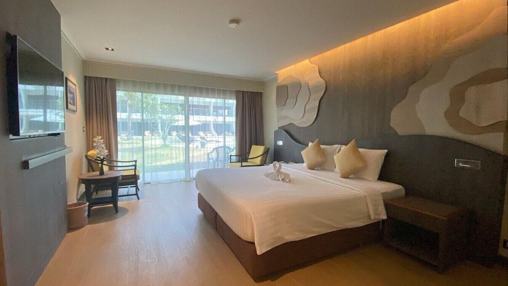 Amora Beach Resort Room Type - Deluxe Room - Twin