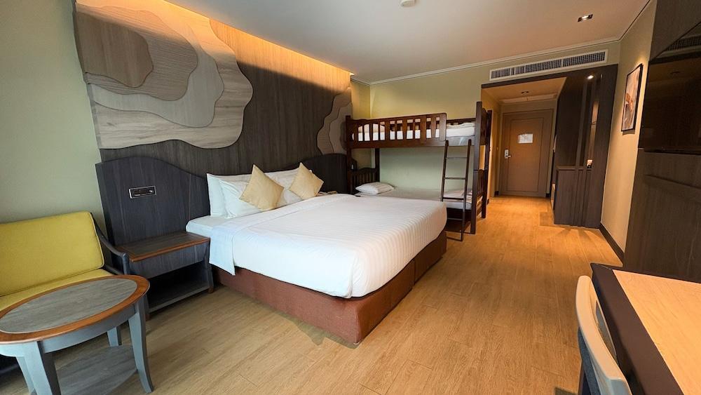 Amora Beach Resort Room Type - Deluxe Family Pool View